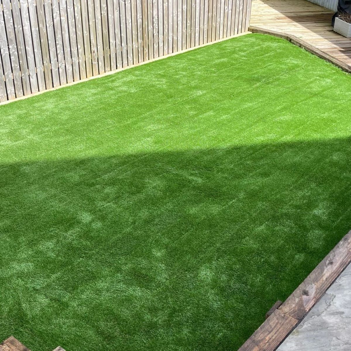 A back garden fitted with Dun 40mm artificial grass