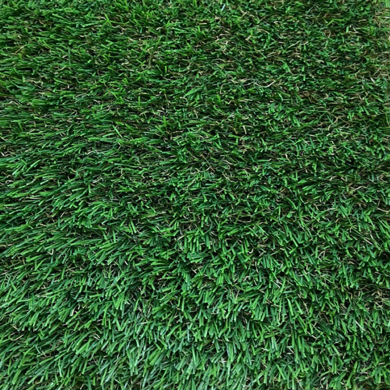 A close up of Eday artificial grass 30mm pile height.