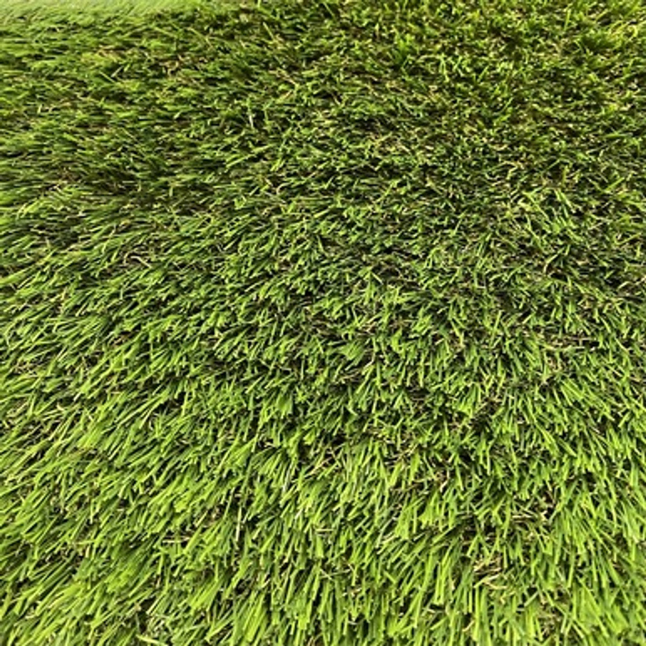 Close up image of Eigg artificial grass blades, 38mm height.